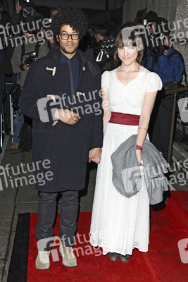 Richard Ayoade mit Begleitung