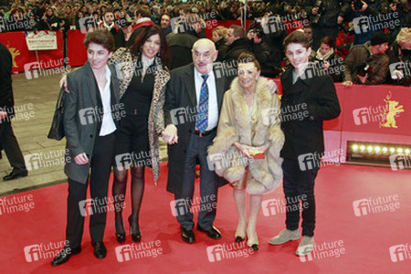 Artur Brauner mit Gattin Maria, Tochter Alice und Enkelkindern Ben und David