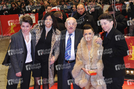 Artur Brauner mit Gattin Maria, Tochter Alice Enkel Ben und David