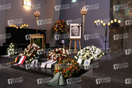 Trauerkränze für Edgar Bessen