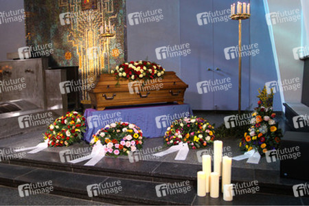 Sarg mit Edgar Bessen