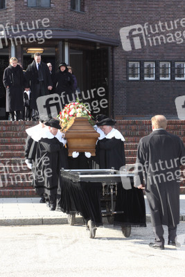 Sarg mit Edgar Bessen