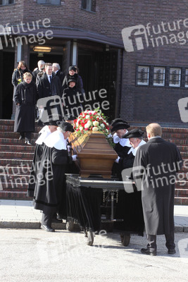 Sarg mit Edgar Bessen