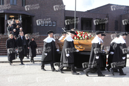 Sarg mit Edgar Bessen