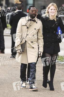 Will.i.am (The Black Eyed Peas) mit Begleitung