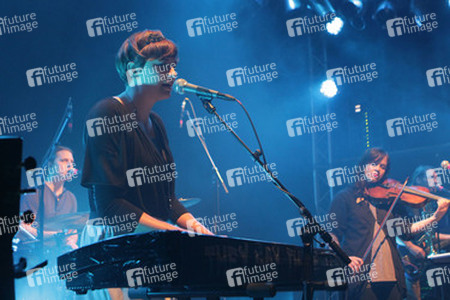 Cherilyn MacNeil (Dear Reader)