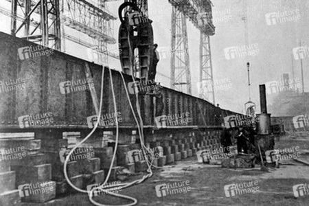 Hydraulischer Nietenhammer an der Olympic