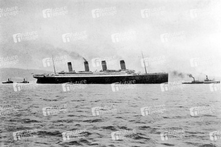 Die RMS Titanic verlässt Belfast