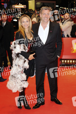 Ray Stevenson mit Begleitung