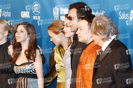 Angelina Jolie mit ihrem Cast von 'In the Land of Blood and Honey'