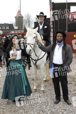 Dunja Rajter, Timothy Peach, Mola Adebisi