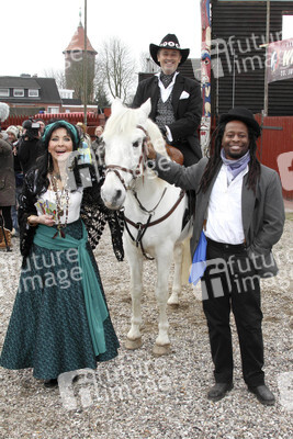 Dunja Rajter, Timothy Peach, Mola Adebisi