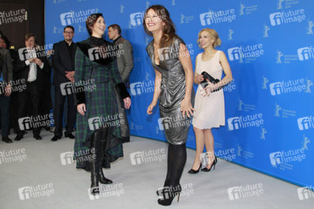 Stephanie Paul, Peta Sergeant, Julia Dietze