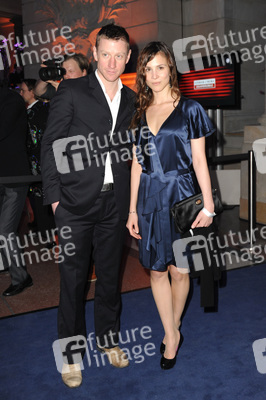 Aylin Tezel mit Begleitung