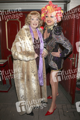 Lilo Wanders / Ernst-Johann 'Ernie' Reinhardt, Olivia Jones