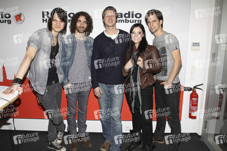 Thomas Stolle, Andreas Nowak, Stefanie Kloß, Johannes Stolle (Silbermond) mit Moderator Philipp Kolanghis (Mitte)