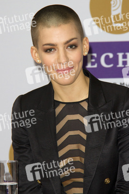 Alina Süggeler (Frida Gold)