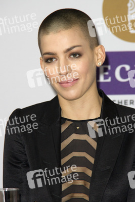 Alina Süggeler (Frida Gold)