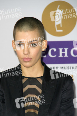 Alina Süggeler (Frida Gold)