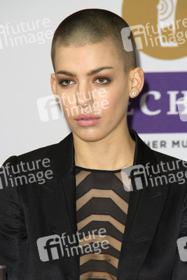 Alina Süggeler (Frida Gold)