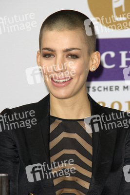 Alina Süggeler (Frida Gold)