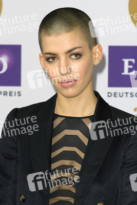 Alina Süggeler (Frida Gold)