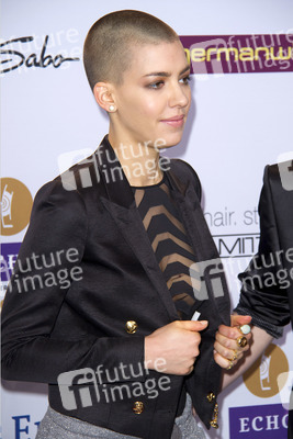 Alina Süggeler (Frida Gold)