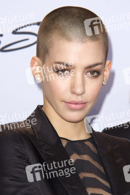 Alina Süggeler (Frida Gold)