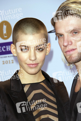 Alina Süggeler, Andreas 'Andi' Weizel (Frida Gold)