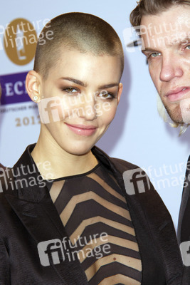 Alina Süggeler, Andreas 'Andi' Weizel (Frida Gold)