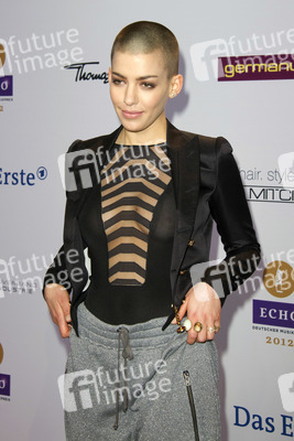 Alina Süggeler (Frida Gold)