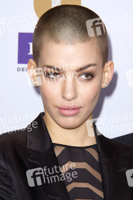 Alina Süggeler (Frida Gold)