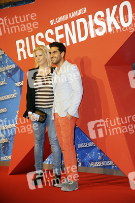 Elyas M'Barek und Begleitung