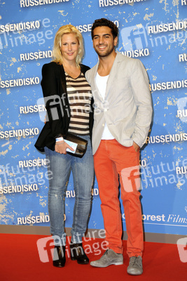 Elyas M'Barek und Begleitung