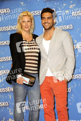 Elyas M'Barek und Begleitung