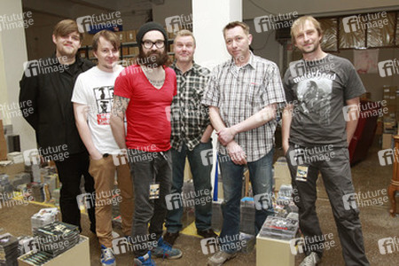 Nicholas Müller, Andreas 'Becks' Becker, Sascha Eigner, Marco 'Hont' Hontheim (Jupiter Jones) mit 25music-Inhabern Wolfgang Grieger und Ralph Bochmann