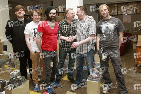 Nicholas Müller, Andreas 'Becks' Becker, Sascha Eigner, Marco 'Hont' Hontheim (Jupiter Jones) mit 25music-Inhabern Wolfgang Grieger und Ralph Bochmann