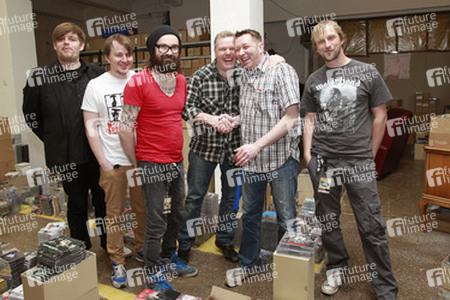 Nicholas Müller, Andreas 'Becks' Becker, Sascha Eigner, Marco 'Hont' Hontheim (Jupiter Jones) mit 25music-Inhabern Wolfgang Grieger und Ralph Bochmann