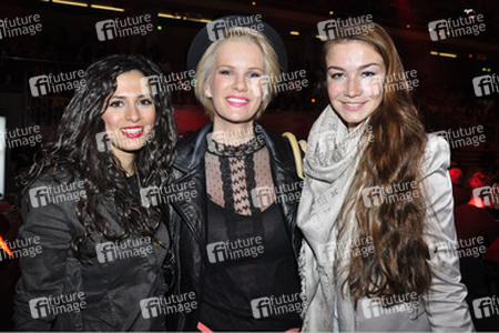 Monica Ivancan, Anna-Katharina Samsel mit Begleitung