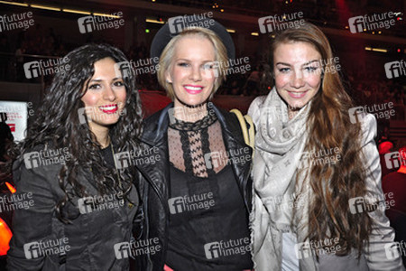 Monica Ivancan, Anna-Katharina Samsel mit Begleitung