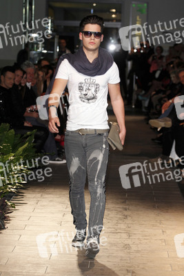 Julian Stoeckel Model