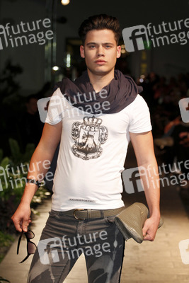 Julian Stoeckel Model