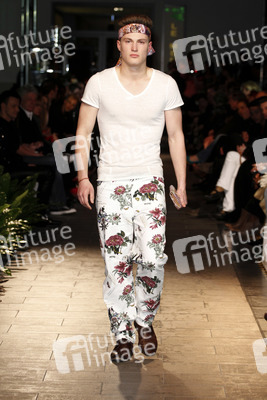 Julian Stoeckel Model