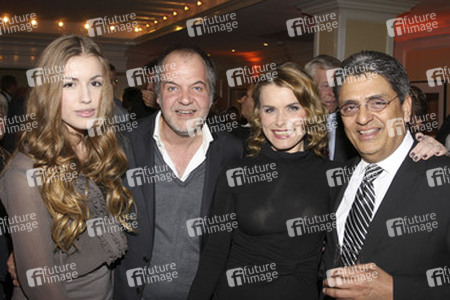 Marek Erhardt, Andrea Lüdke mit Tochter Lilly, Ravindra K. Ahuja