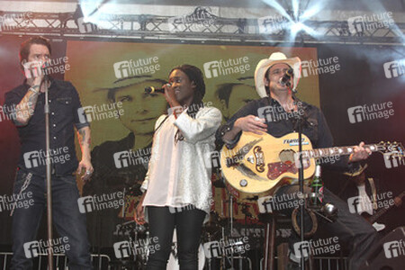 Alec 'Boss Burns' Völkel, Sascha 'Hoss Power' Vollmer (The BossHoss), Ivy Quainoo