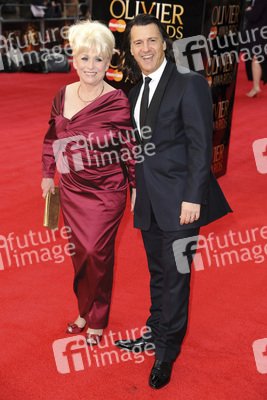 Barbara Windsor mit Begleitung