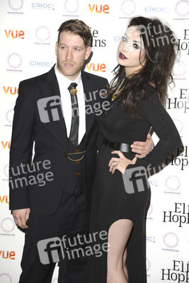 Ryan Andrews mit Begleitung