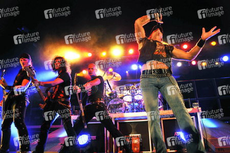 Herman Frank, Peter Baltes, Wolf Hoffmann, Stefan Schwarzmann, Mark Tornillo (Accept)