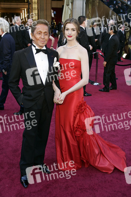 Valentino Garavani, Anna Hathaway