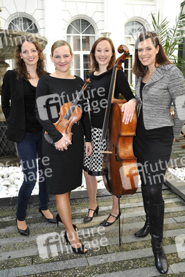 Anne von Twardowski, Angelika Bachmann, Sonja Lena Schmid, Iris Siegfried (Salut Salon)